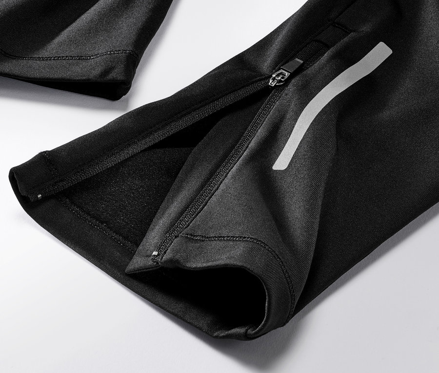 Detail černých větruvzdorných běžeckých legín se zipem.