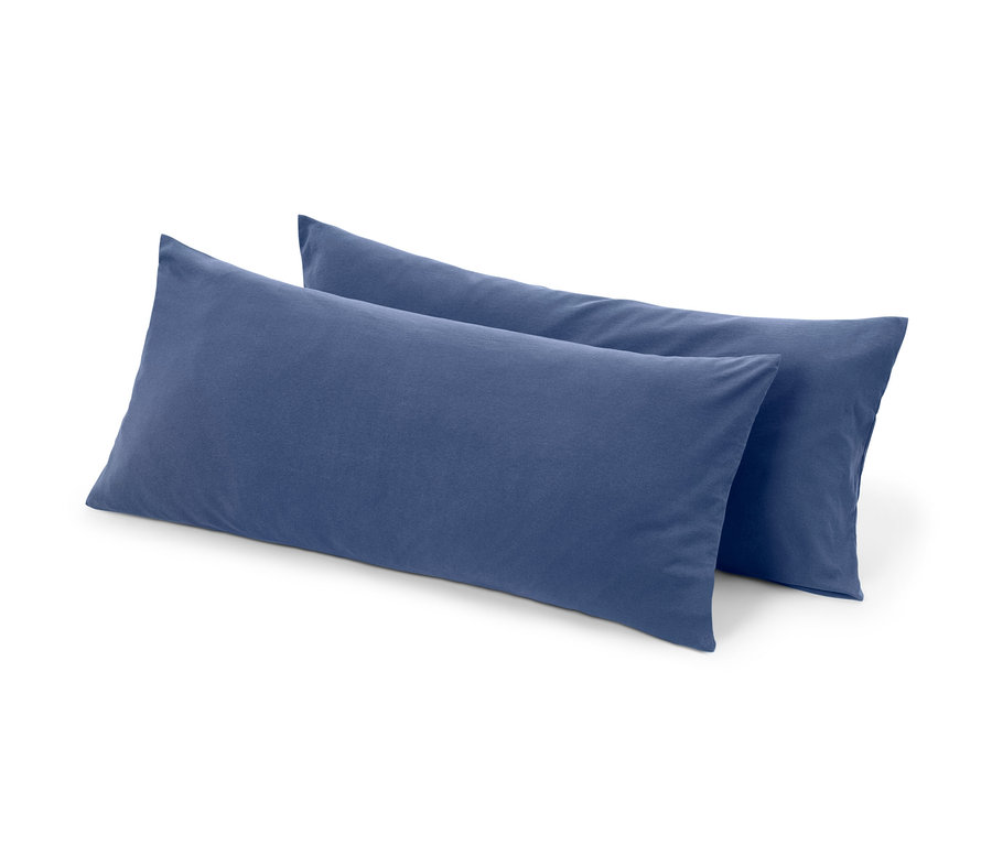 Dva tmavě modré povlaky na polštáře z mikrovlákna leží na sobě.