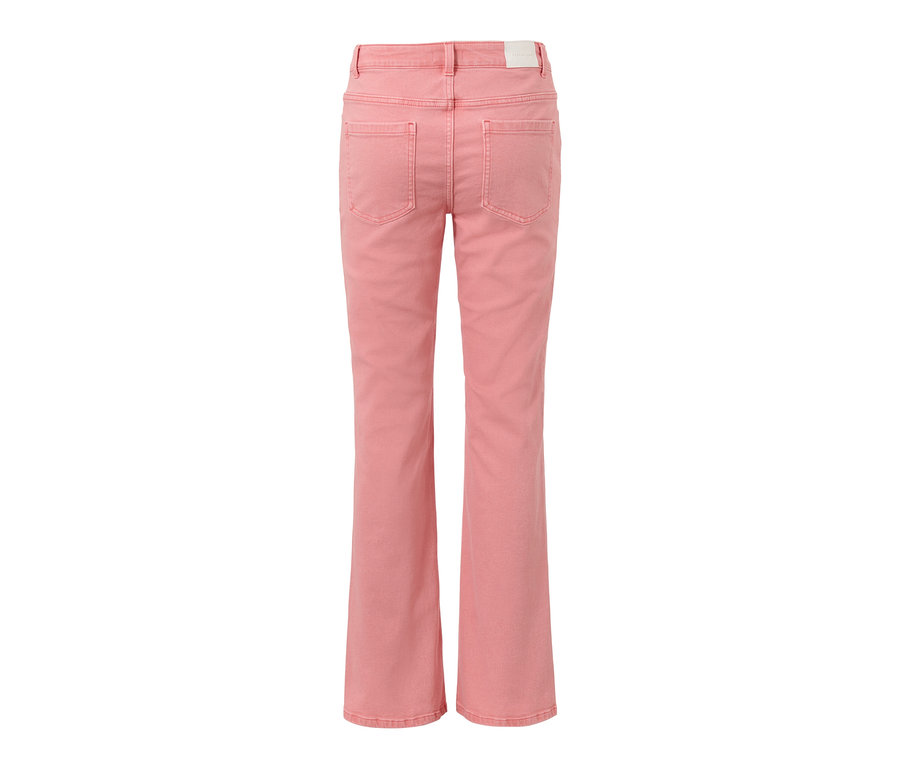 Detailní záběr na zadní stranu korálových bootcut džínů »Lou«.