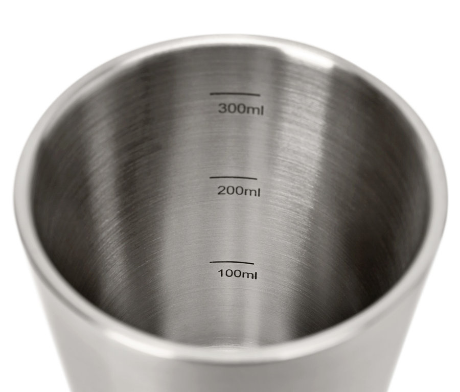 Detailní záběr vnitřku kovového kempingového hrnku s vyznačenými ryskami objemu 100ml, 200ml a 300ml. Kempingové poháry, 2 ks.