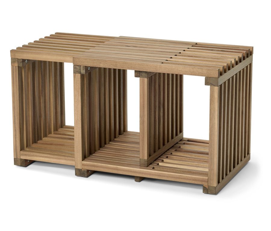 Dva dřevěné regály vedle sebe.