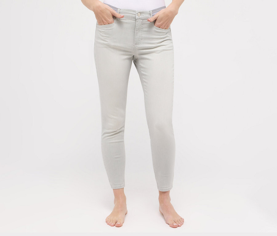 Žena má na sobě džíny Angels »Ornella Sporty« slim fit 7/8, grey.