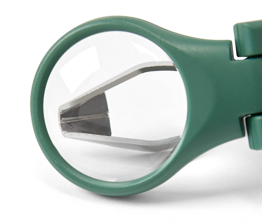 Detail zelené pomůcky na odstraňování klíšťat u zvířat s LED světlem.