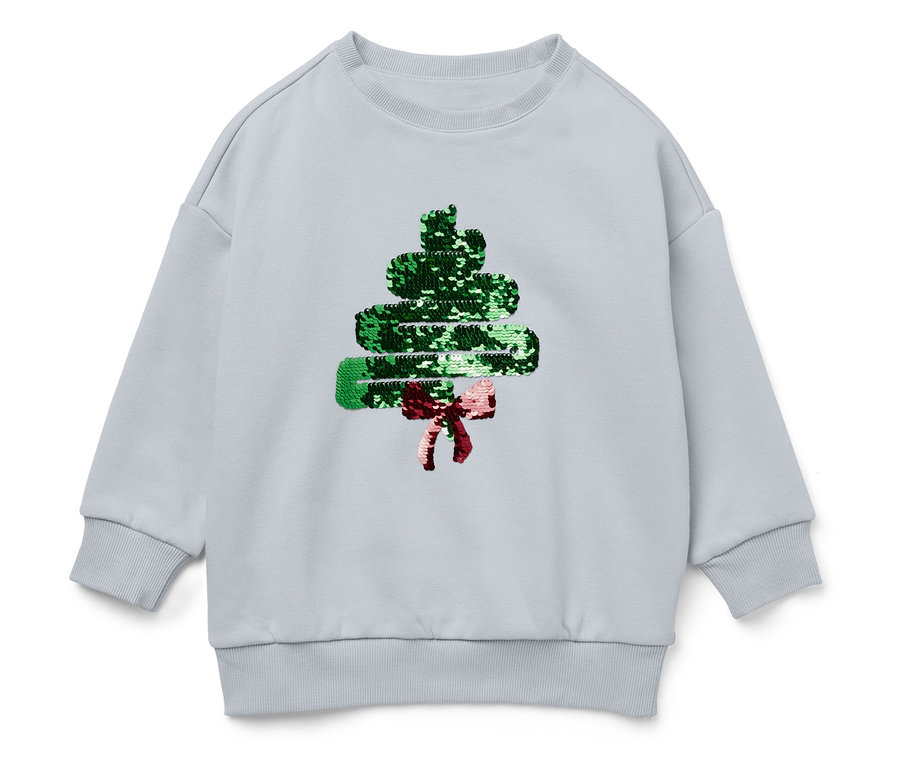 Svetr světle modré barvy s vánočním stromečkem z flitrů a červenou mašlí.