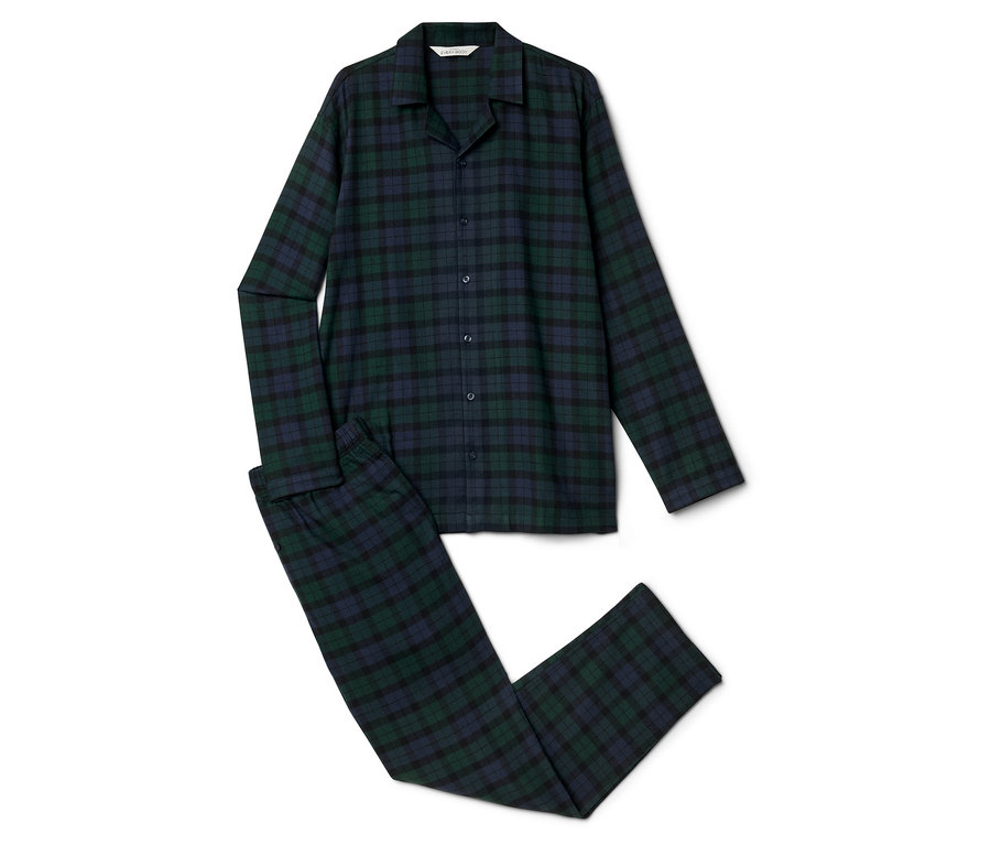 Pánské pyžamo s dlouhým rukávem a kalhotami s kostkovaným vzorem v zelené a tmavě modré barvě leží na bílém pozadí.
