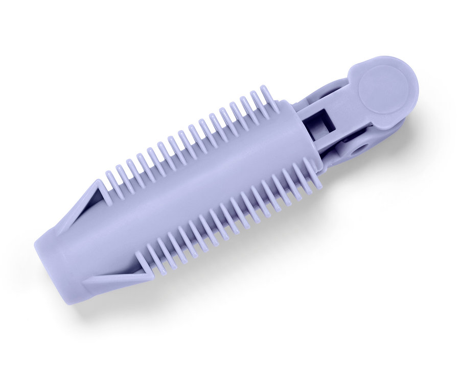 Fialový plastový nástroj na bílém pozadí.