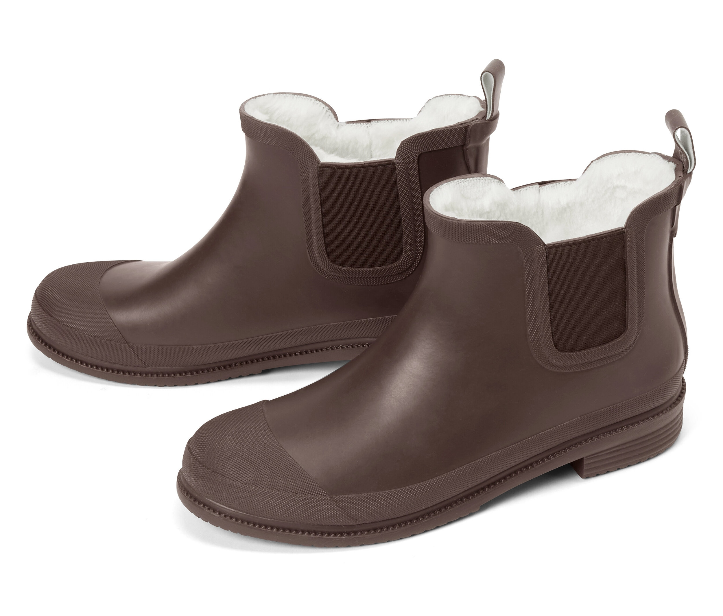 Dvoje dětské hnědé, podšité boty do deště Chelsea na bílém pozadí.
