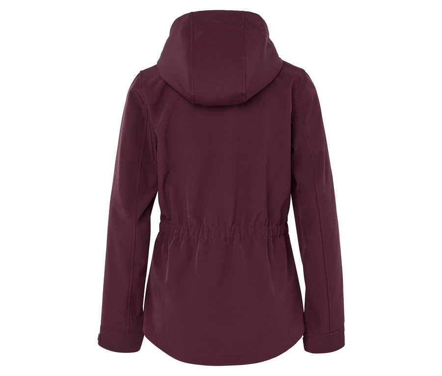 Zadní pohled na bordó softshellovou bundu s kapucí a stahovací šňůrkou v pase.