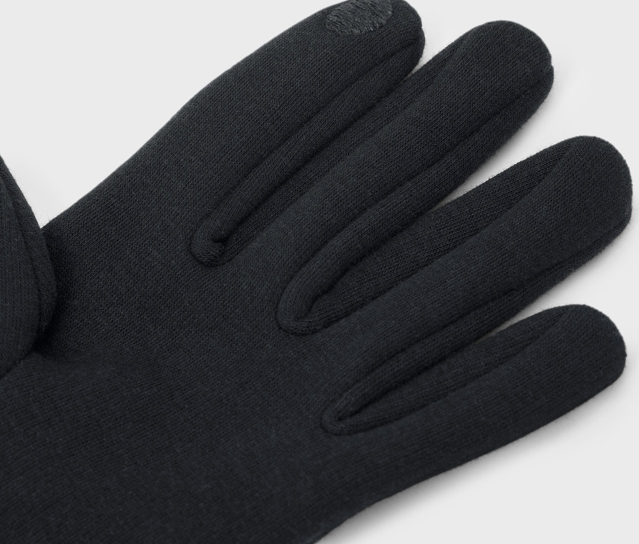 Detail dlaně černé rukavice.