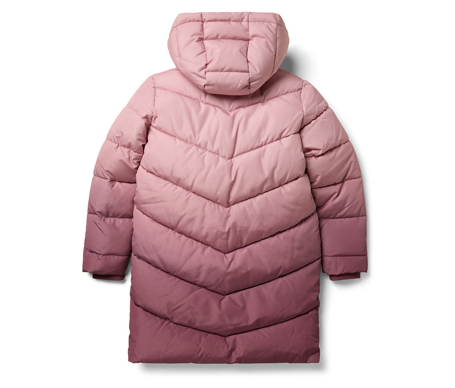 Zadní pohled na dlouhou prošívanou bundu s kapucí v odstínech růžové.