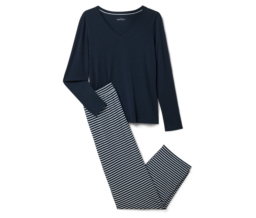 Tmavě modré pyžamo s dlouhým rukávem a pruhované kalhoty leží na bílém pozadí.