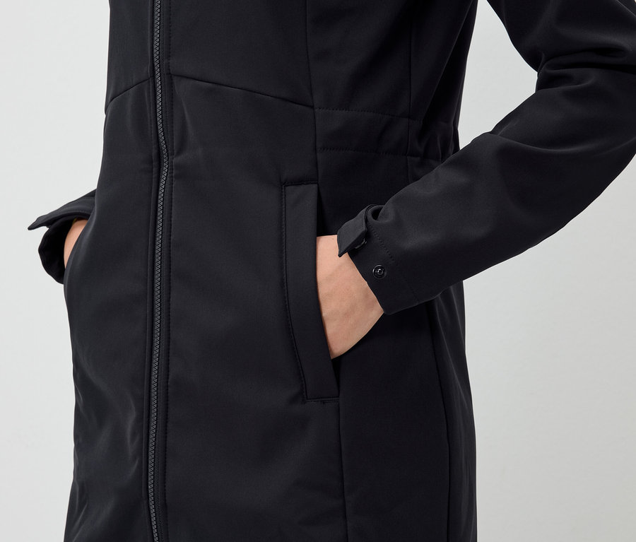 Ruka v kapse černé bundy.