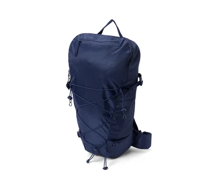 Modrý outdoorový batoh.