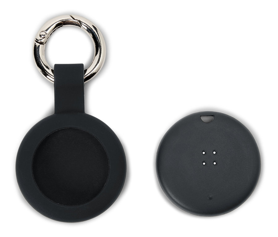 Černé silikonové pouzdro s karabinou a černé zařízení na bílém pozadí.