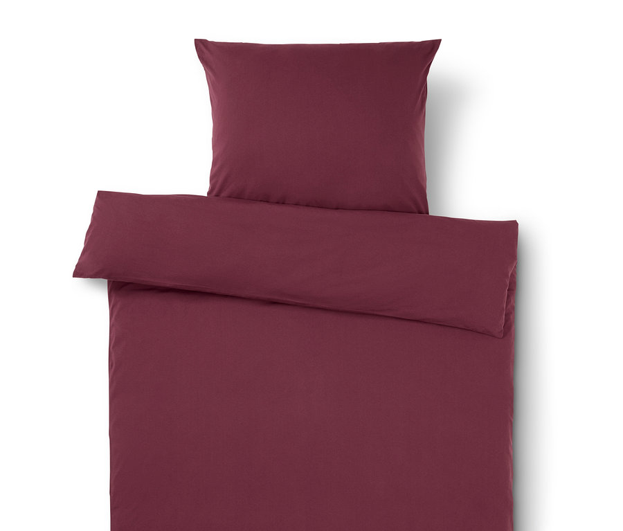 Vínové povlečení s polštářem nahoře.