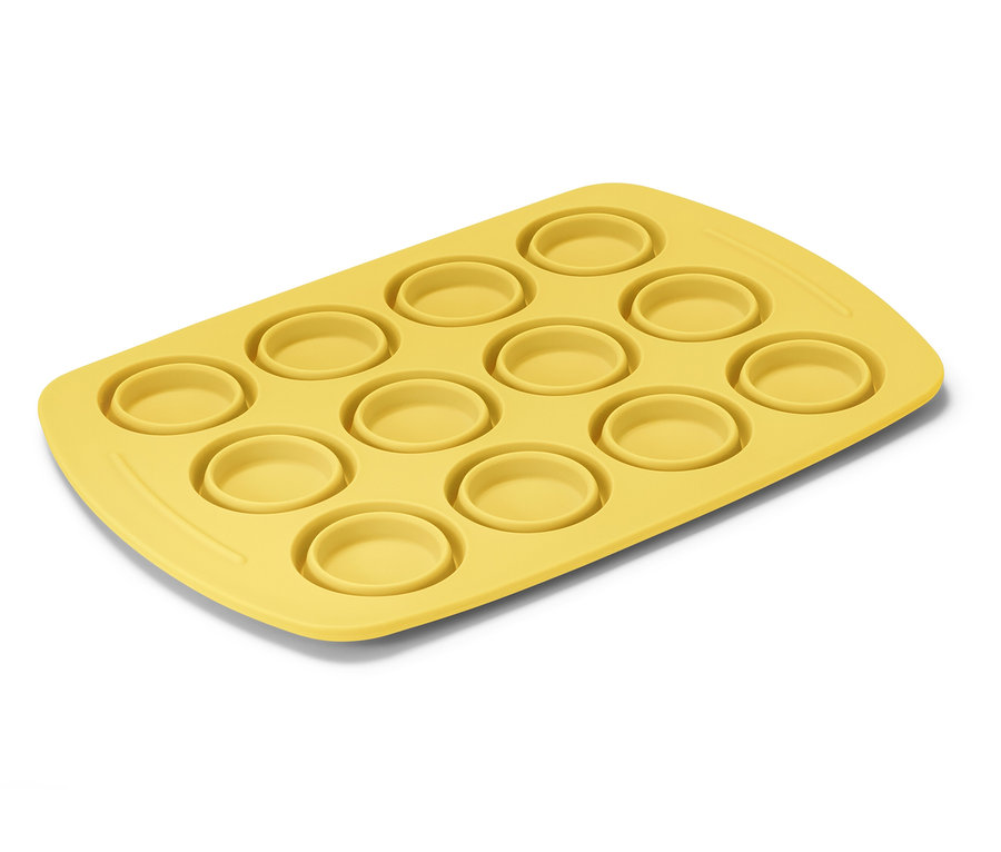 Žlutá silikonová forma na muffiny s dvanácti otvory.
