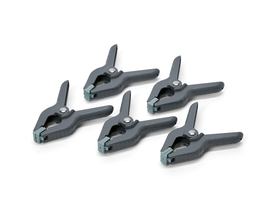 Pět šedých svorek na bílém pozadí.