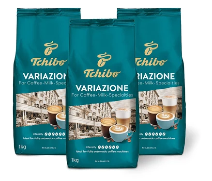 Tři balení zrnkové kávy Tchibo Variazione - 3 x 1 kg na bílém pozadí.