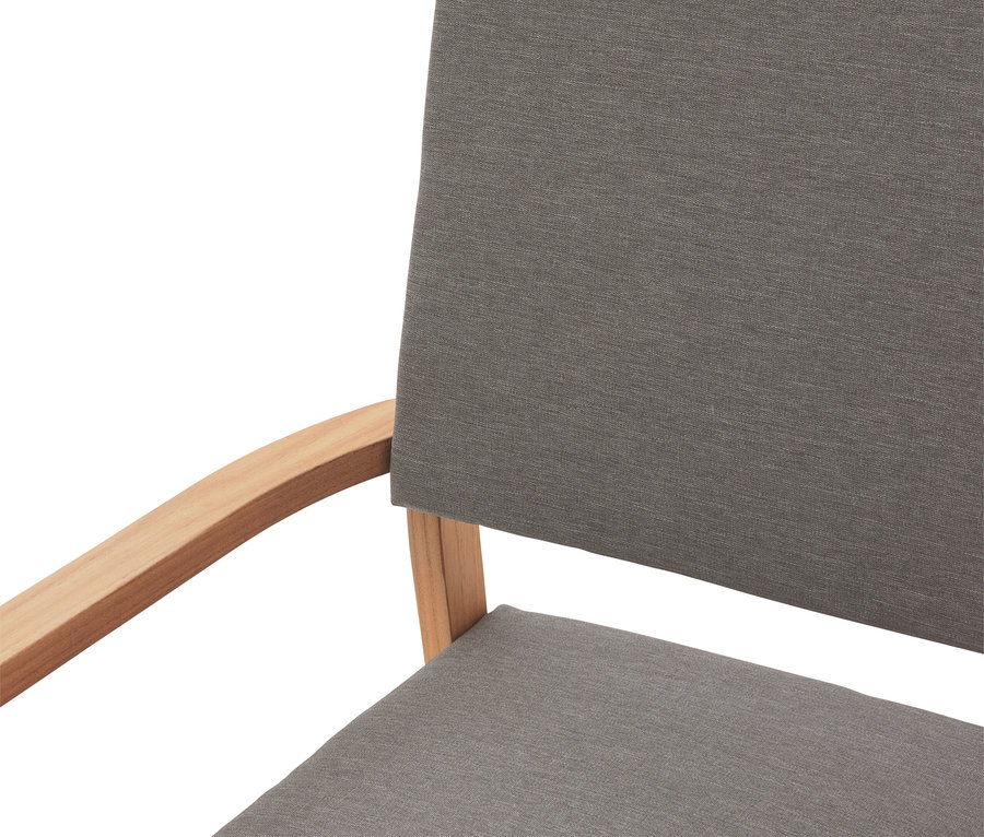 Detailní záběr židle se šedým látkovým potahem a světlým dřevěným rámem.