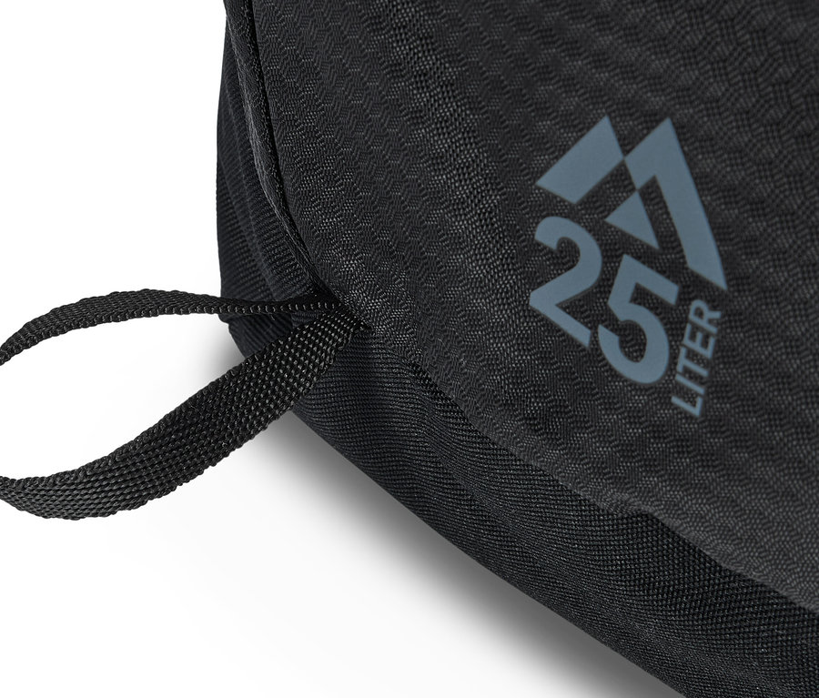 Detailní záběr na černý 25litrový batoh s držadlem.