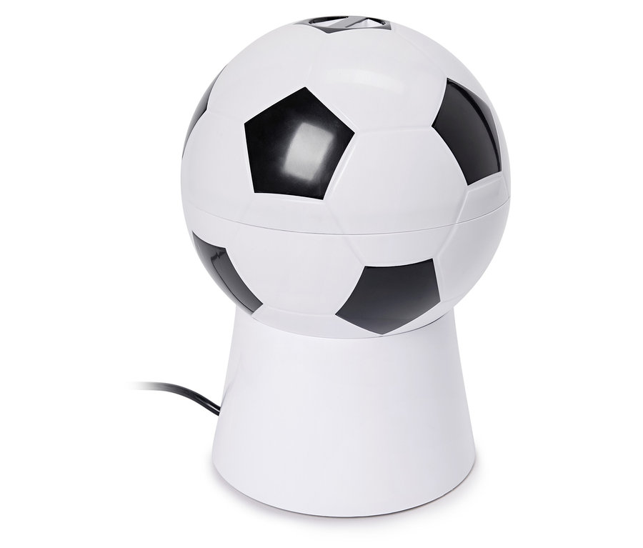 Lampa ve tvaru fotbalového míče stojí na bílém podstavci.