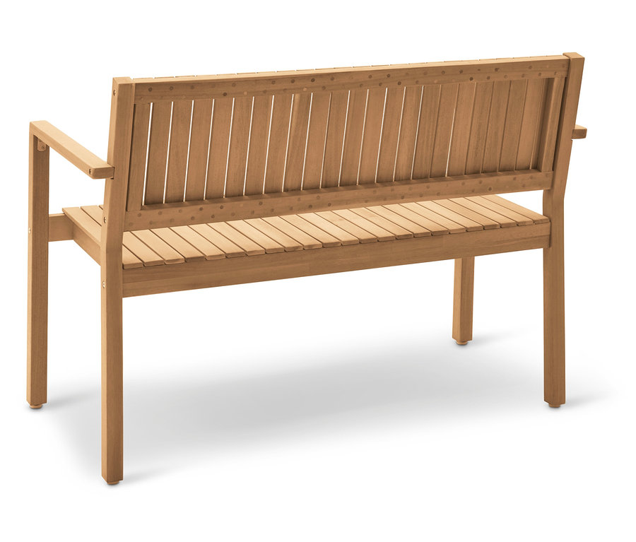 Dřevěná zahradní lavička stojí venku.