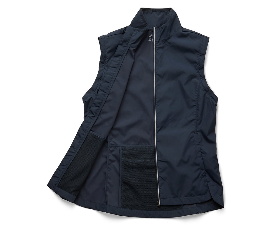 Otevřená tmavě modrá vesta se zipem po celé délce a několika kapsami.