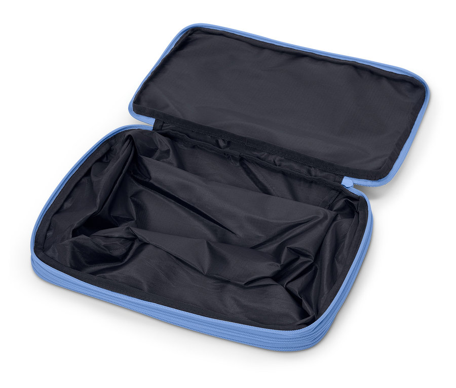 Otevřená, prázdná světle modrá kosmetická taška s černou podšívkou.