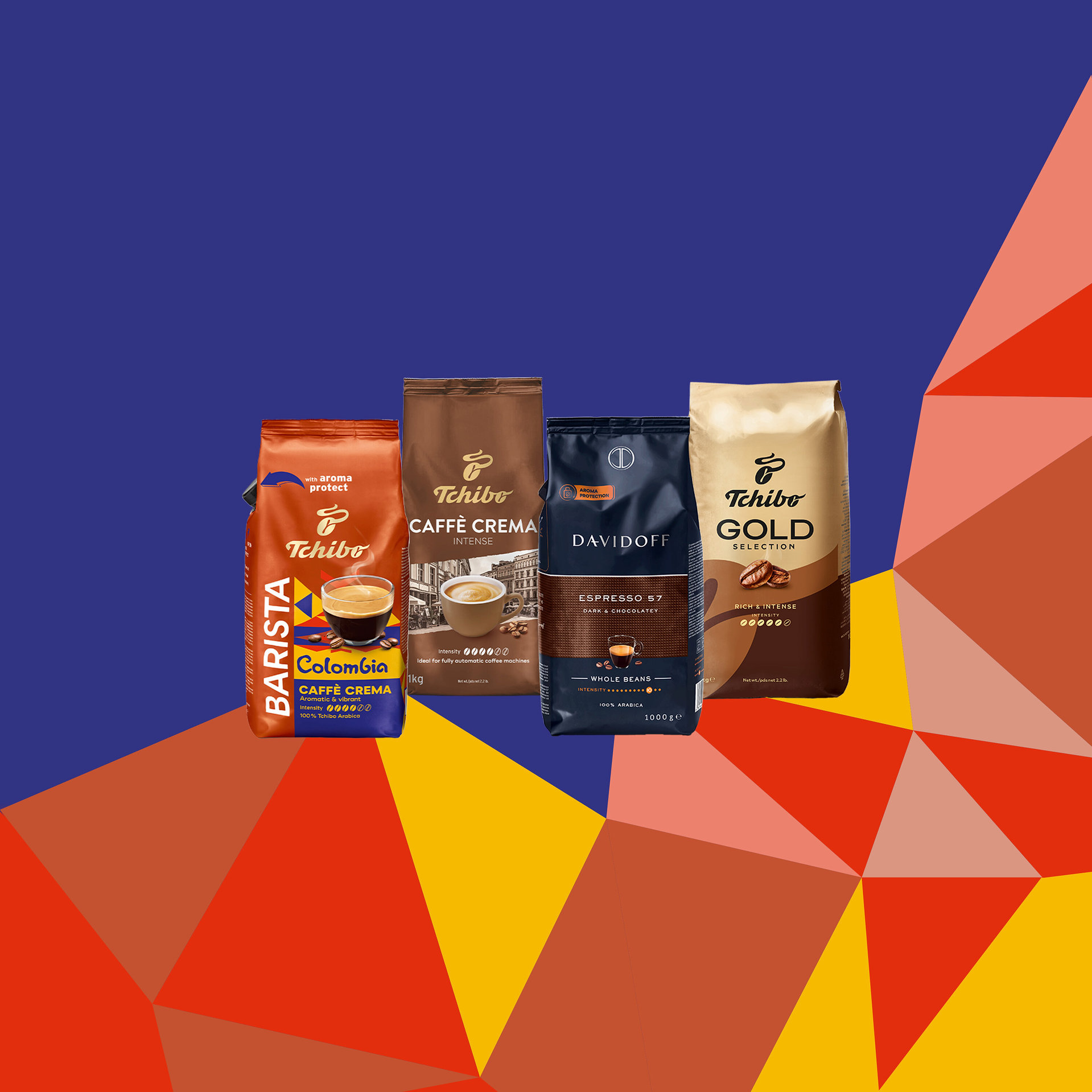 Čtyři balení kávy stojí před modrým a geometrickým pozadím: Tchibo Barista Colombia Caffè Crema, Tchibo Caffè Crema Intense, Davidoff Espresso 57 Whole Beans a Tchibo Gold Selection.