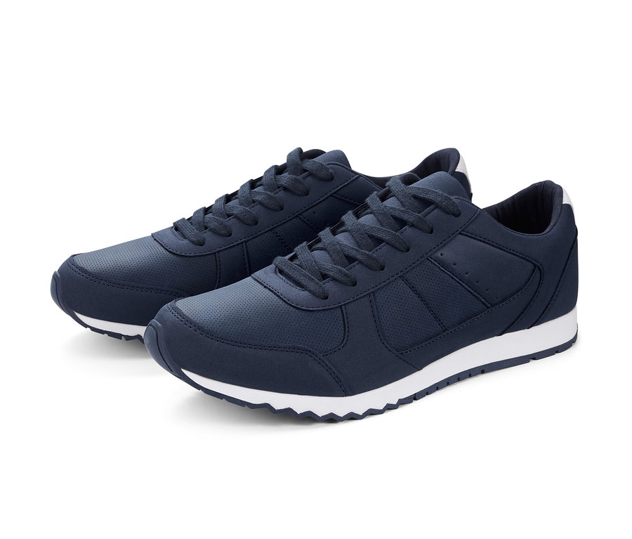Dvě boty sneaker na bílém pozadí.