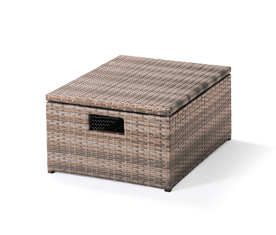 Lounge křeslo s podnožkou z polyratanu.
