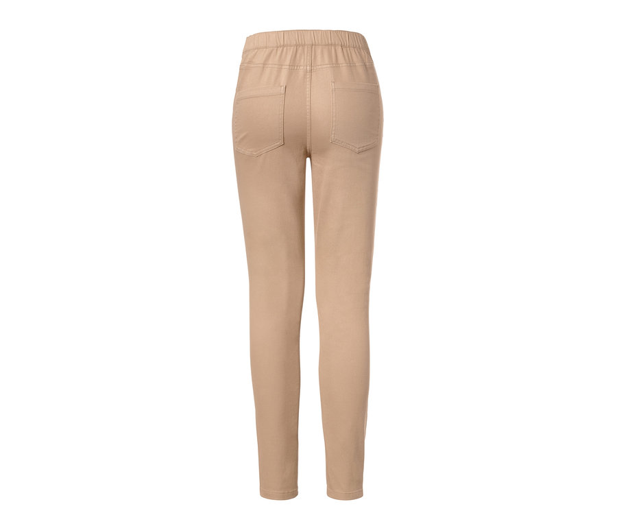 Pohled zezadu na béžové tregíny.