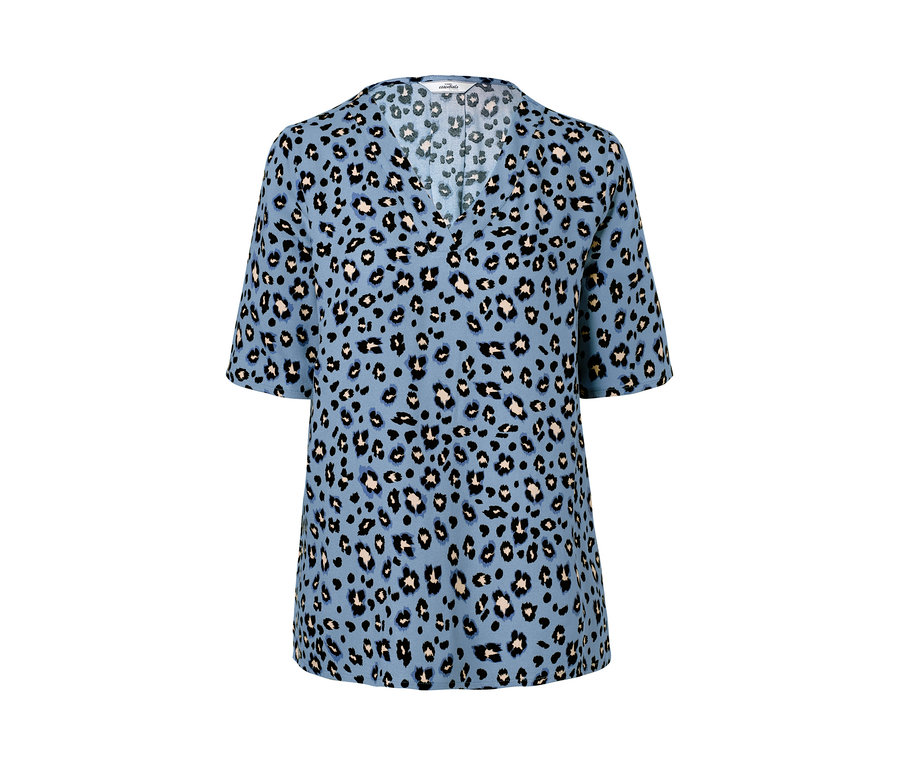 Modrá halenka s leopardím potiskem.