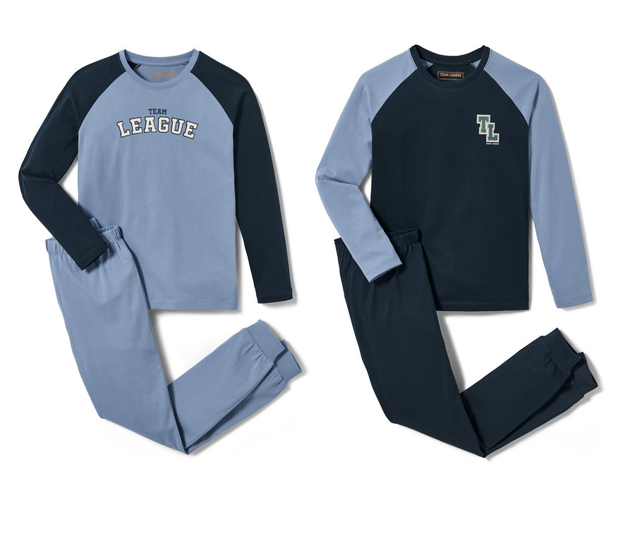 Dvoje dětská pyžama: světle modré s nápisem a tmavě modré s logem.