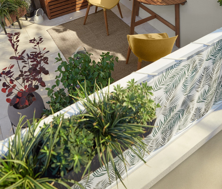 Balkon s dvěma žlutými zahradními židlemi, sklápěcím stolkem, truhlíky s kovovou konstrukcí, balkónovou zástěnou proti zvědavým pohledům a venkovním světelným řetězem s LED filament.