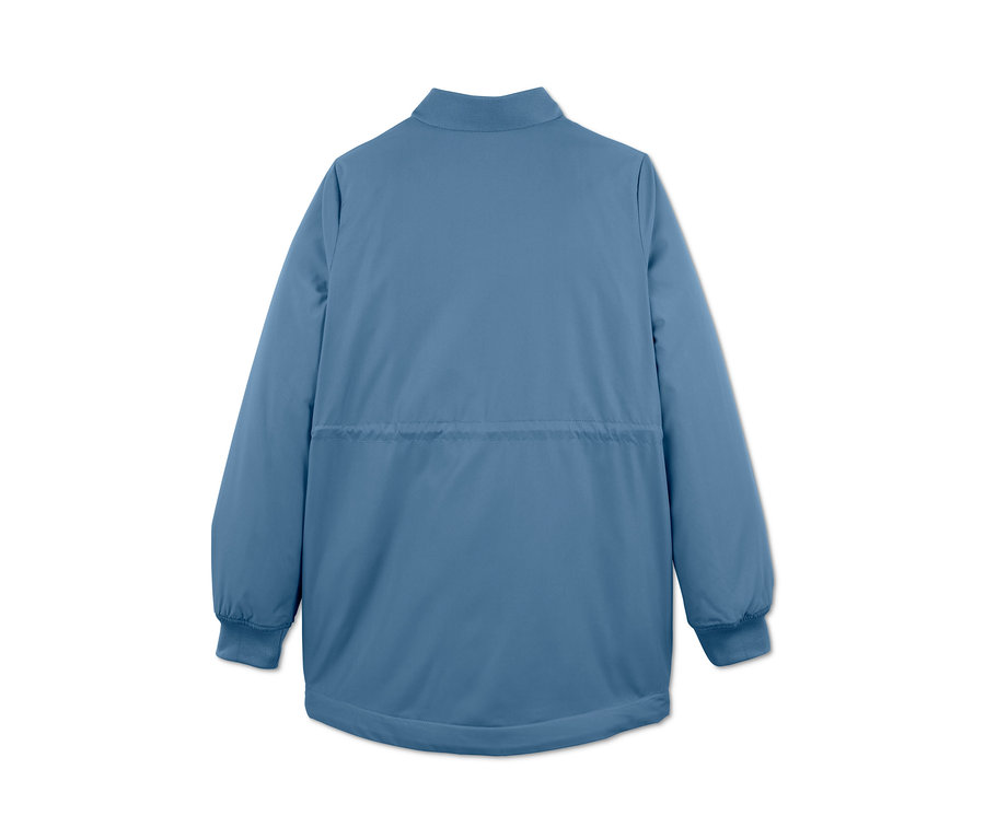 Modrá dlouhá bunda v leteckém stylu z recyklovaného materiálu, zadní pohled.