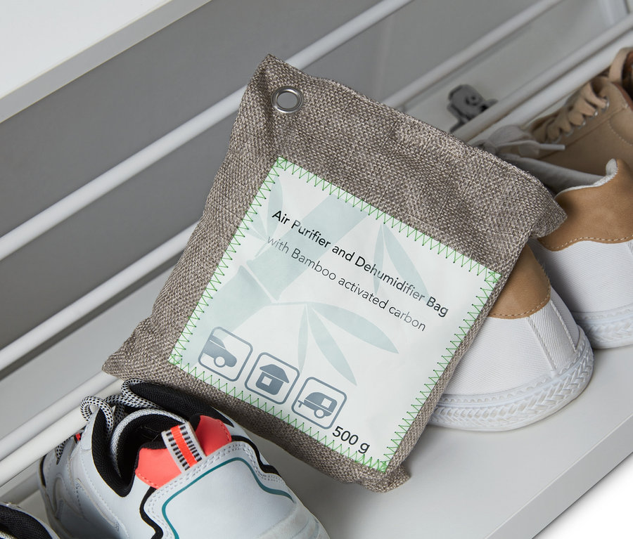 Polštářek na čištění vzduchu a odvlhčování leží na botách v botníku.