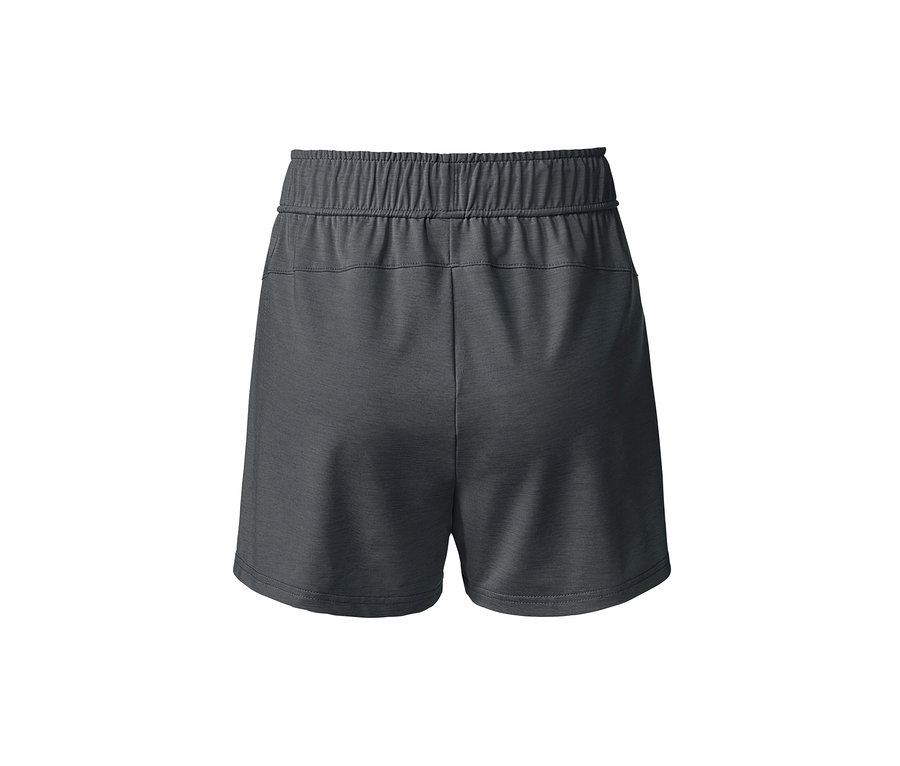 Detailní záběr na zadní stranu funkčních šortek.