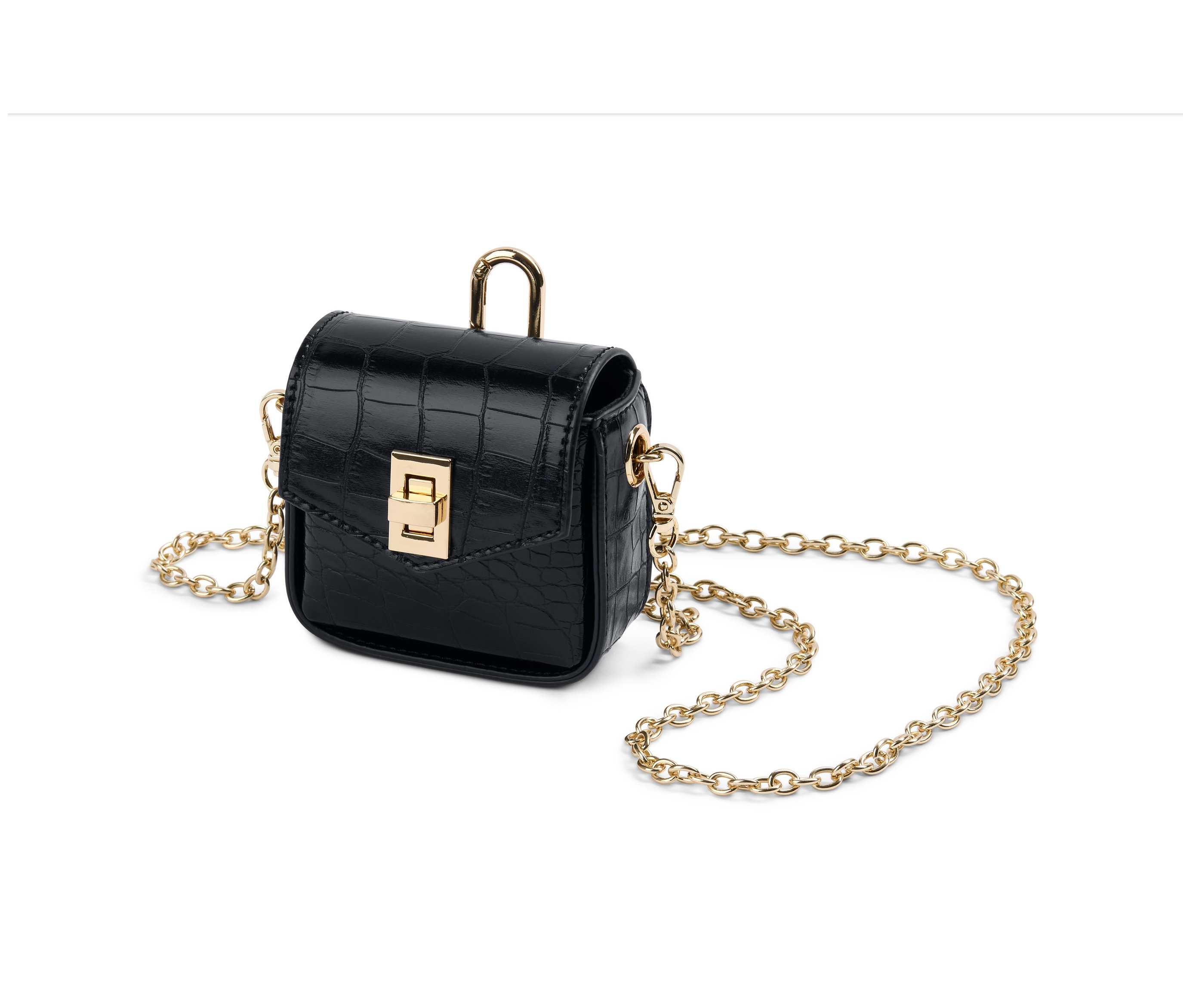 Černá minikabelka s krokodýlím vzorem a zlatým řetízkem.