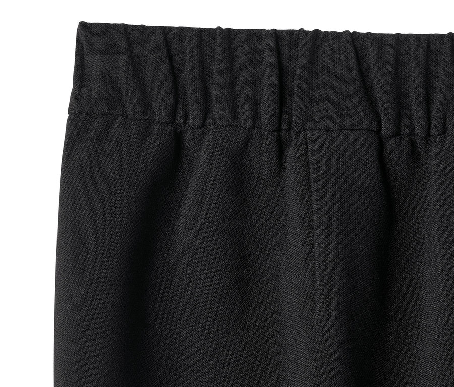 Detailní záběr na černé kalhoty marlene.
