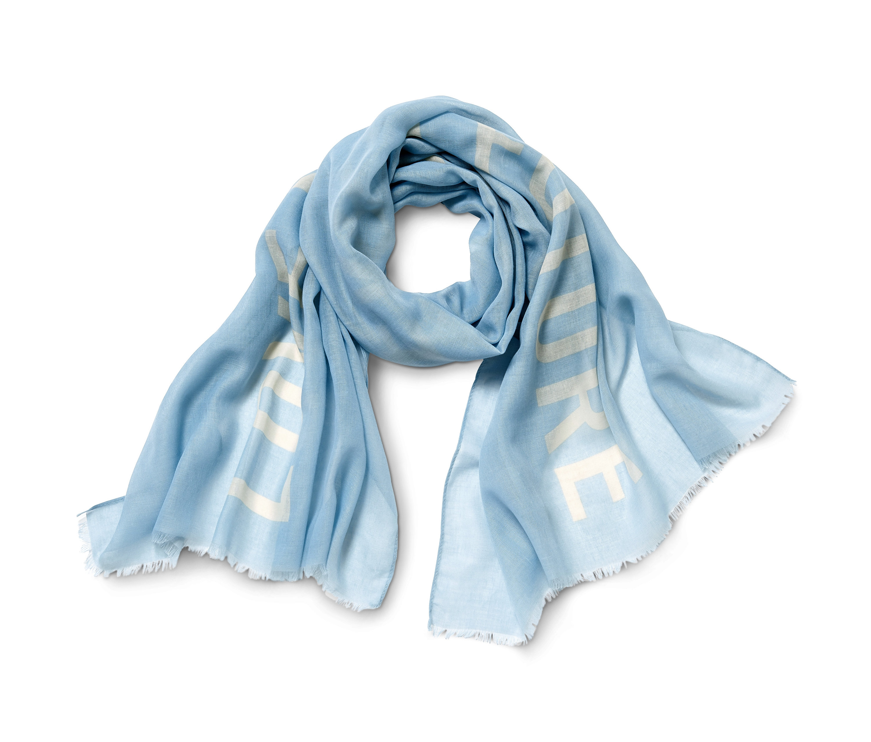 Světle modrá tkaná šála s potiskem leží rozložená na bílém pozadí.