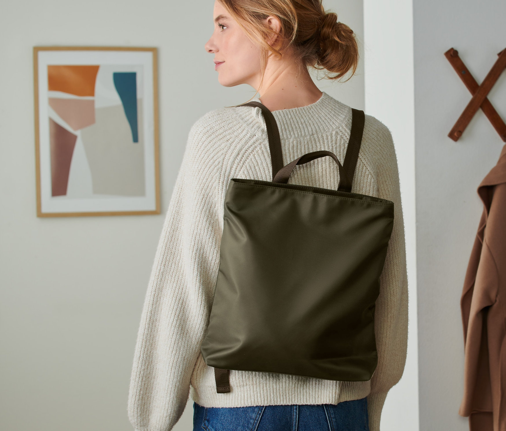 Žena má na sobě batoh.