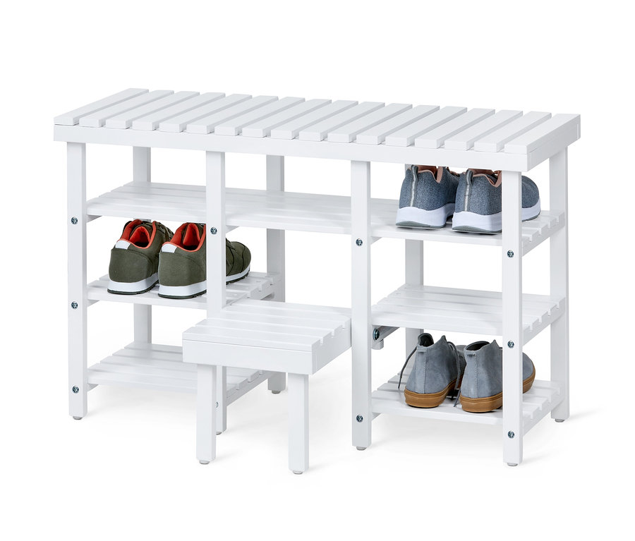 Bílý botník se třemi policemi, na kterých jsou boty.