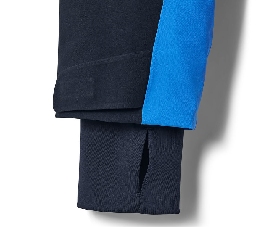 Detail modré lyžařské bundy.