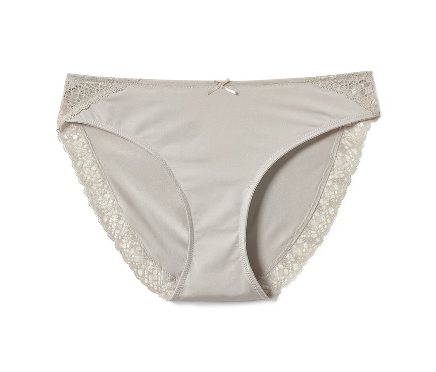 Detailní záběr na mandlové kalhotky s krajkou.