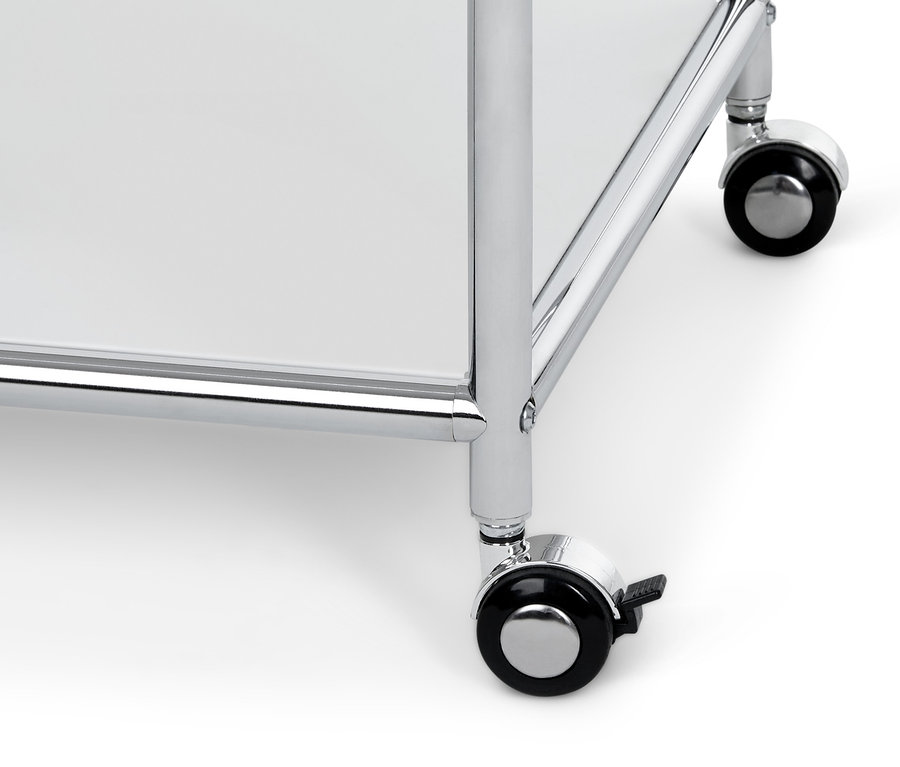 Detail rohu kovového barového vozíku s kolečky.