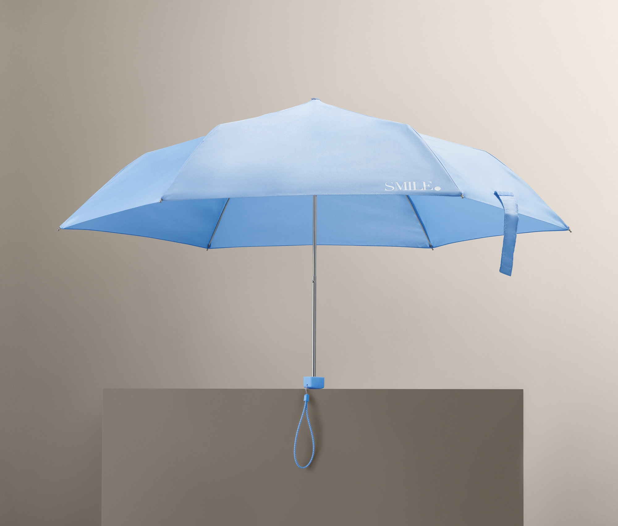 Otevřený skládací deštník světle modré barvy.