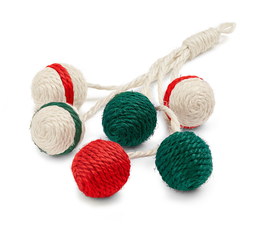Šest koulí hračky pro kočky »Chrastítko« červené, zelené a krémové barvy spojených provázkem.