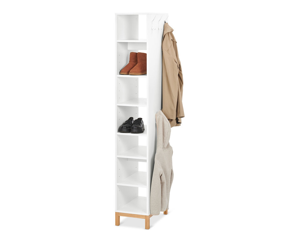 Botník s botami, kabátem a mikinou.