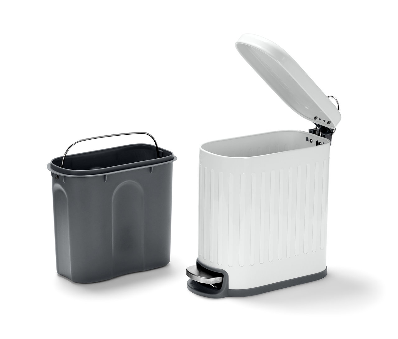 Bílý odpadkový koš do koupelny s otevřeným víkem a šedý odpadkový koš.